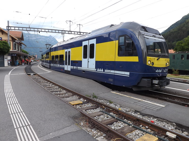 ABDeh 8/8 323
Stadler Rail, *2017 • ABDeh 8/8 • 1000 mm, Z: Riggenbach
Wilderswil BOB_ABDeh88_323_Wild2.jpg