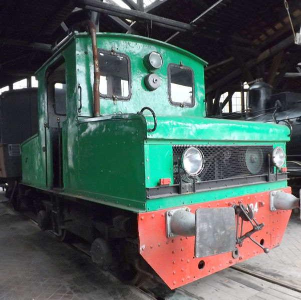 AE 104
Schneider, *1928 • B-de
ex B-akku, ex SW - Schneider-Westinghouse, Champagne-sur-Seine
Dépôt Longueville AJECTA_V_T-104_Depot0113b.jpg