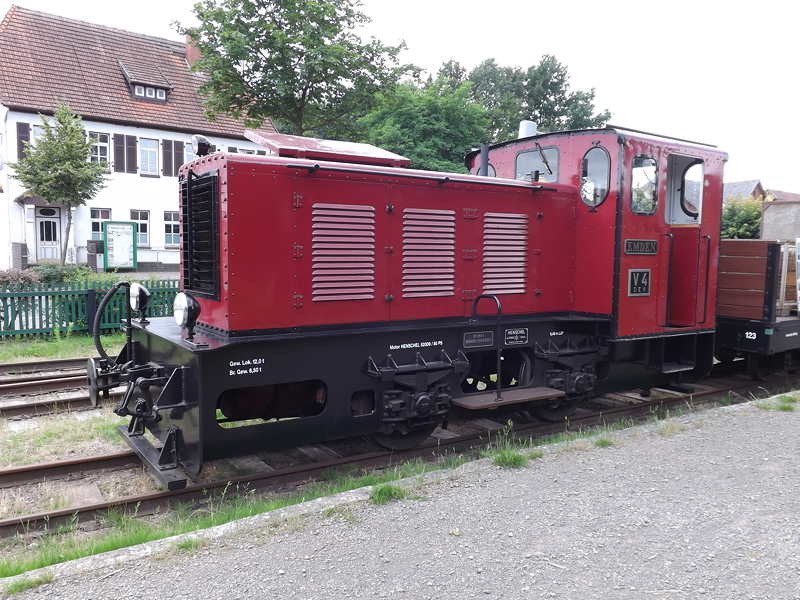 V 4 EMDEN
Henschel/SSW, *1942 • DEL 80 • B-de • 1000 mm
ex Oberkommando der Marine, Berlin -> Inselbahn Borkum, ex 900 mm
Asendorf DEV_V_V4_Henschel_Asendf2.jpg