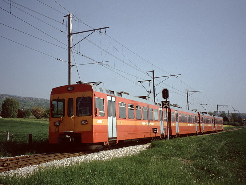 Be 4/4 ...
Vevey • Typ 85 • 1000 mm
Givrins NStCM_Be44__Givrins.jpg