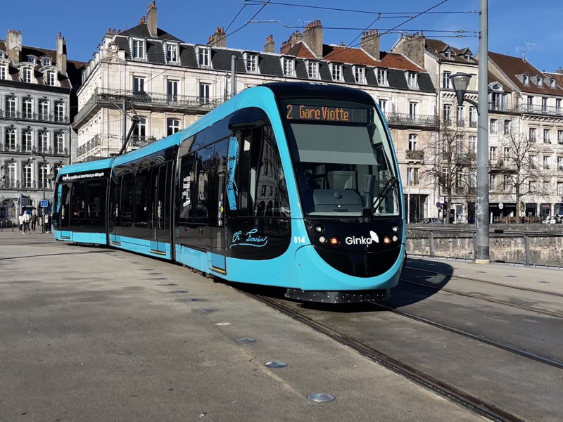 814 Ch. Fourier
CAF, *2014 • Urbos 3
Ligne T2
Pont de Battant Ginko_814_Urb3_PontBatt.JPG