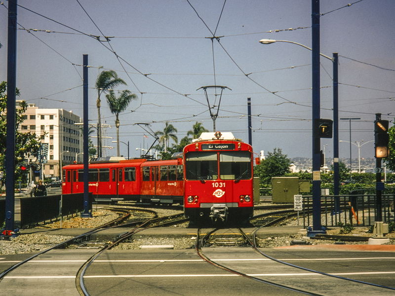 1031
DUEWAG/Siemens, *1989 • U2
Green Line
bei America Plaza MTS_1031_U2_bAmPlaza.jpg