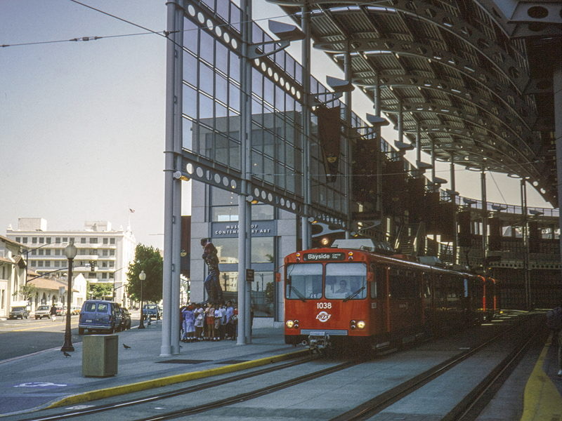 1038
DUEWAG/Siemens, *1989 • U2
Blue Line
bei America Plaza MTS_1038_U2_AmPlaza.jpg