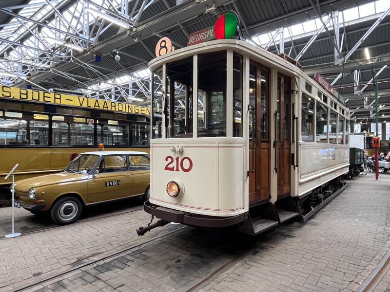 210
Allan/ACEC, *1924 • Tramcar, 4 wheels • Serie 202 - 221 'Parkwagen'
ex RETM
Rotterdams Openbaar Vervoer Museum ROVM_210_2x_Mus.JPG