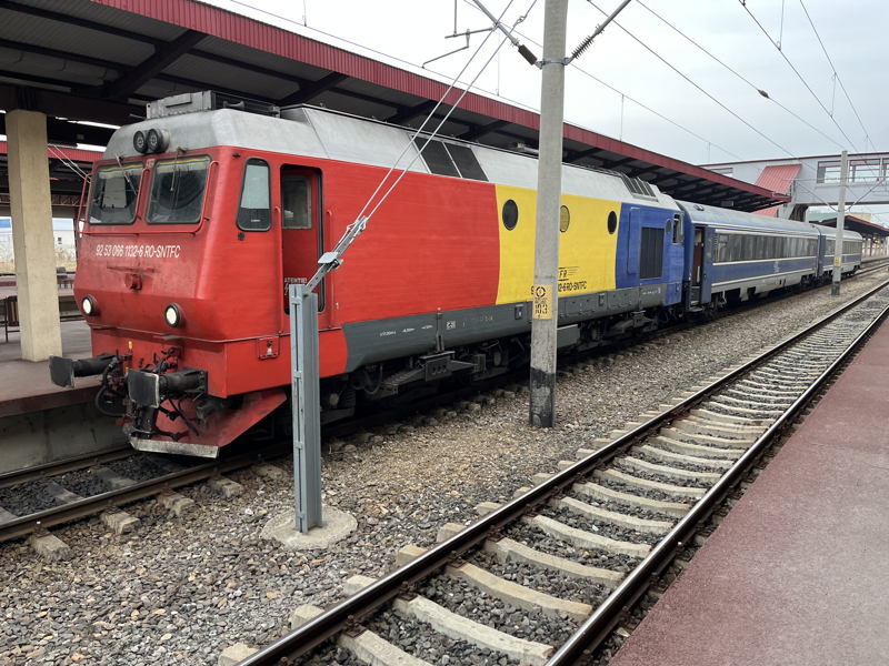 661 132
(92 53 066 1132-6 RO-SNTFC)
Electroputere/EMD • 060-DA / Clasa 66 • Co-Co
Galați CFR_V66_1132_GL.jpeg